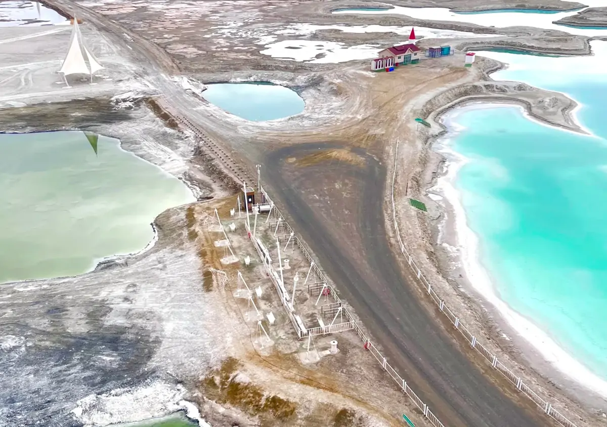 Spring (April–May) Fewer tourists make it ideal for quietly appreciating the salt lake scenery.webp