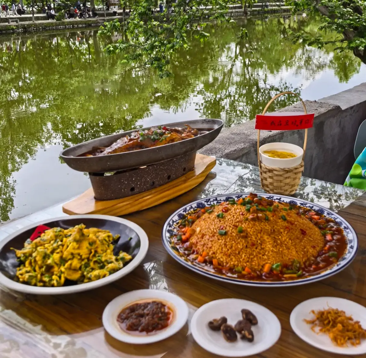 Taste the special dishes of Huizhou.webp